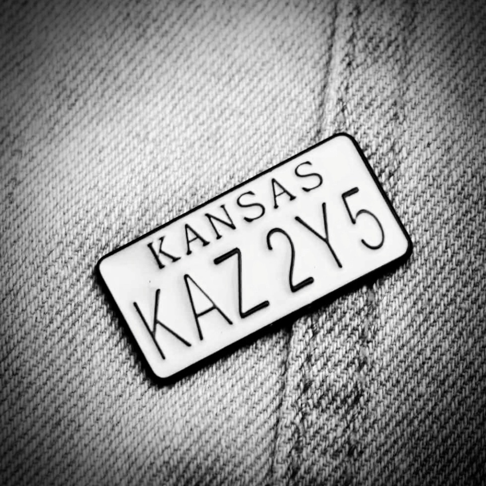 SUPERNATURAL IMPALA KS LICENSE PLATE ‘KAZ 2Y5’ ENAMEL PIN LAPEL PIN BROOCH NWT - Picture 4 of 14